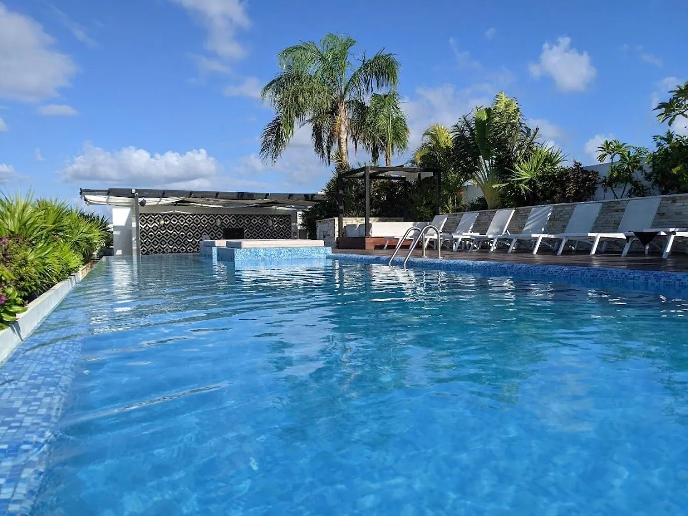 King Suite With Balcony, Pool, Gym And Sauna contacts